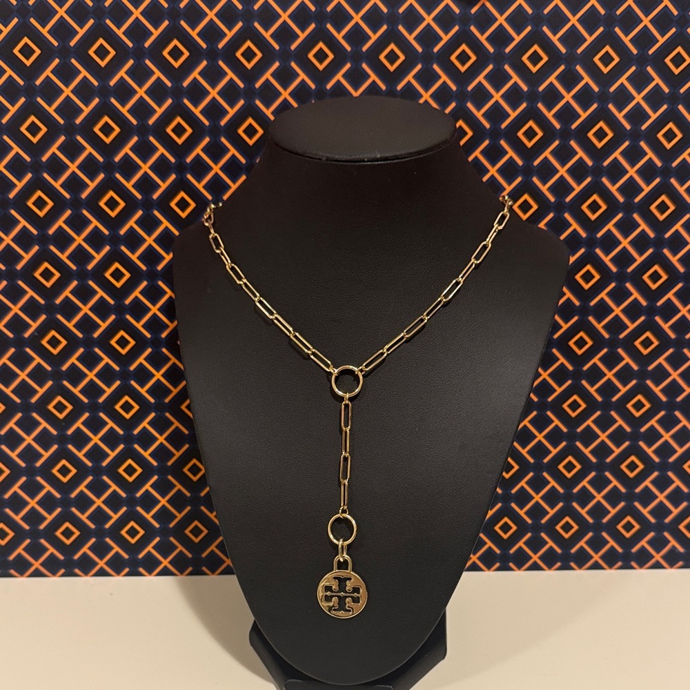 NEW✨Pendant with Tory Burch
Round Logo charm/medallion